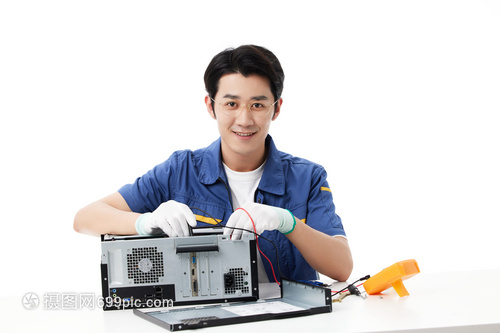 年輕維修工與軟件開發 數字時代的技術雙翼